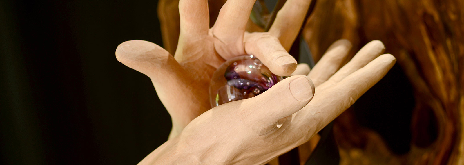 Détails des mains avec la boule en verre