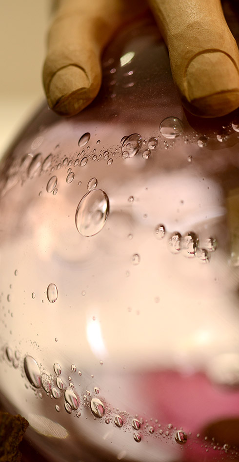 Gros plan sur la boule en verre de la sculpture Alignement